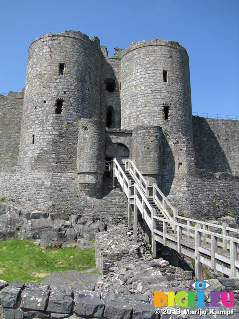 SX29116 Harlech Castle gatehouse